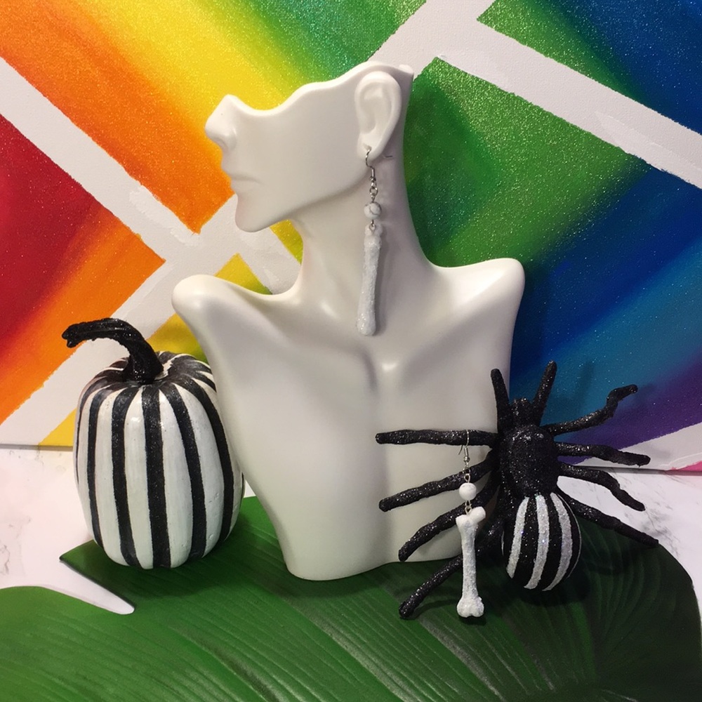 5/$25 🦴🦴🦴 Halloween earrings
